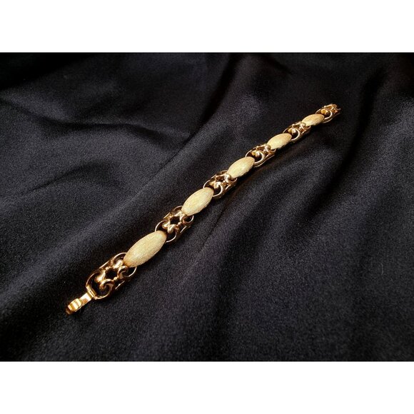 Vintage 1960s Signed Trifari Gold-Tone Link Bracelet Elegant Textured Ovals - Picture 2 of 5